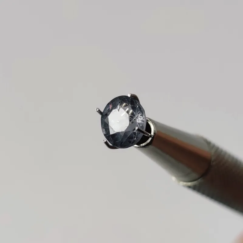 نگین سنگ اسپینل یا لعل معدنی برمه (رنگ طوسی)