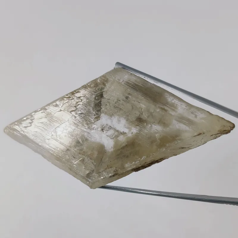 بلور سنگ گچ یا ژیپس معدنی (شکل هندسی لوزی طبیعی)