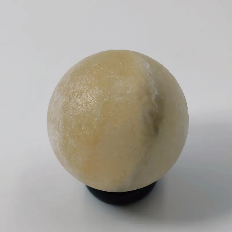 گوی سنگ هالیت (نمک) کرمی معدنی و طبیعی