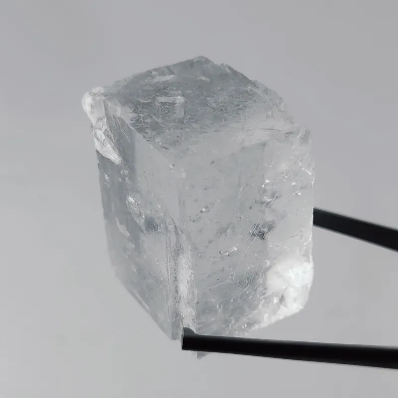 بلور کریستالی و شفاف هالیت یا سنگ نمک معدنی