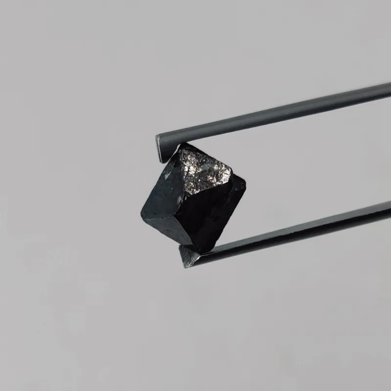 بلور مگنا (سنگ آهن/مگنتیت) ضلع دار معدنی و طبیعی