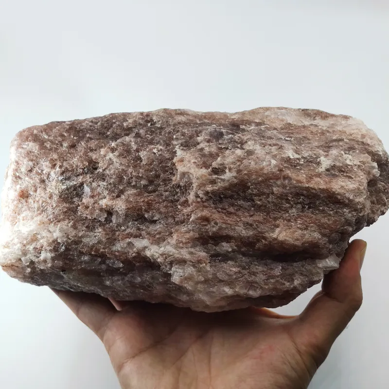 توده بلور متراکم هالیت یا سنگ نمک صورتی-بنفش معدنی