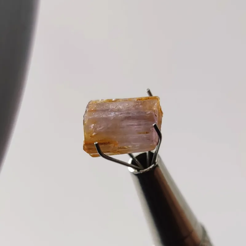 بلور شفاف و کریستالی سنگ اسکاپولیت معدنی و طبیعی