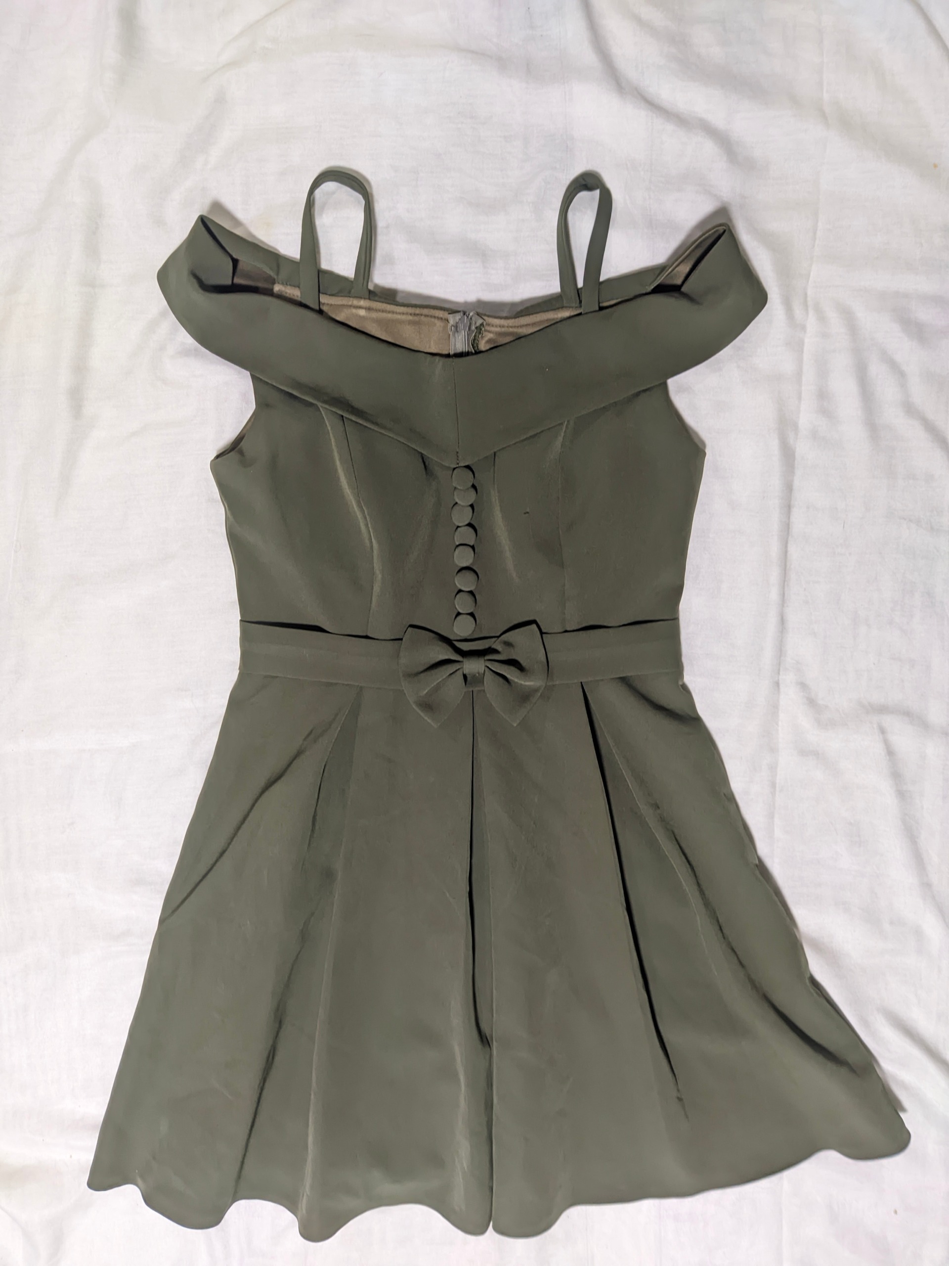 لباس شب با یقه پرنسسی و اکسسوری