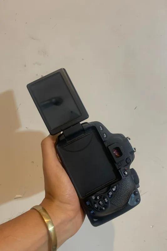 700 d کانن با لنز