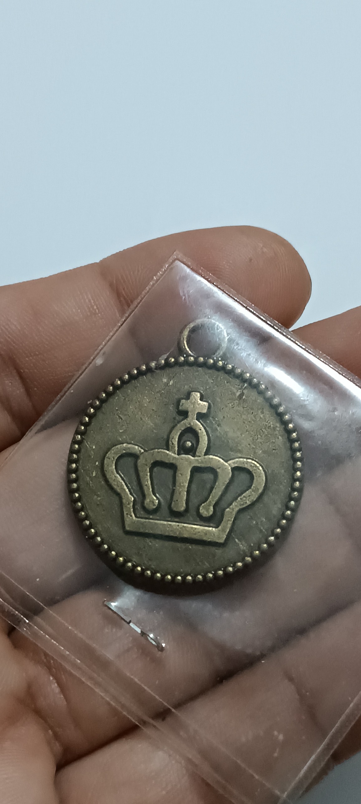 آویز طرح تاج و صلیب