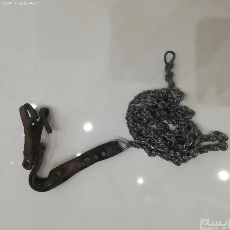 زنجیر قدیمی با دسته چرم طبیعی