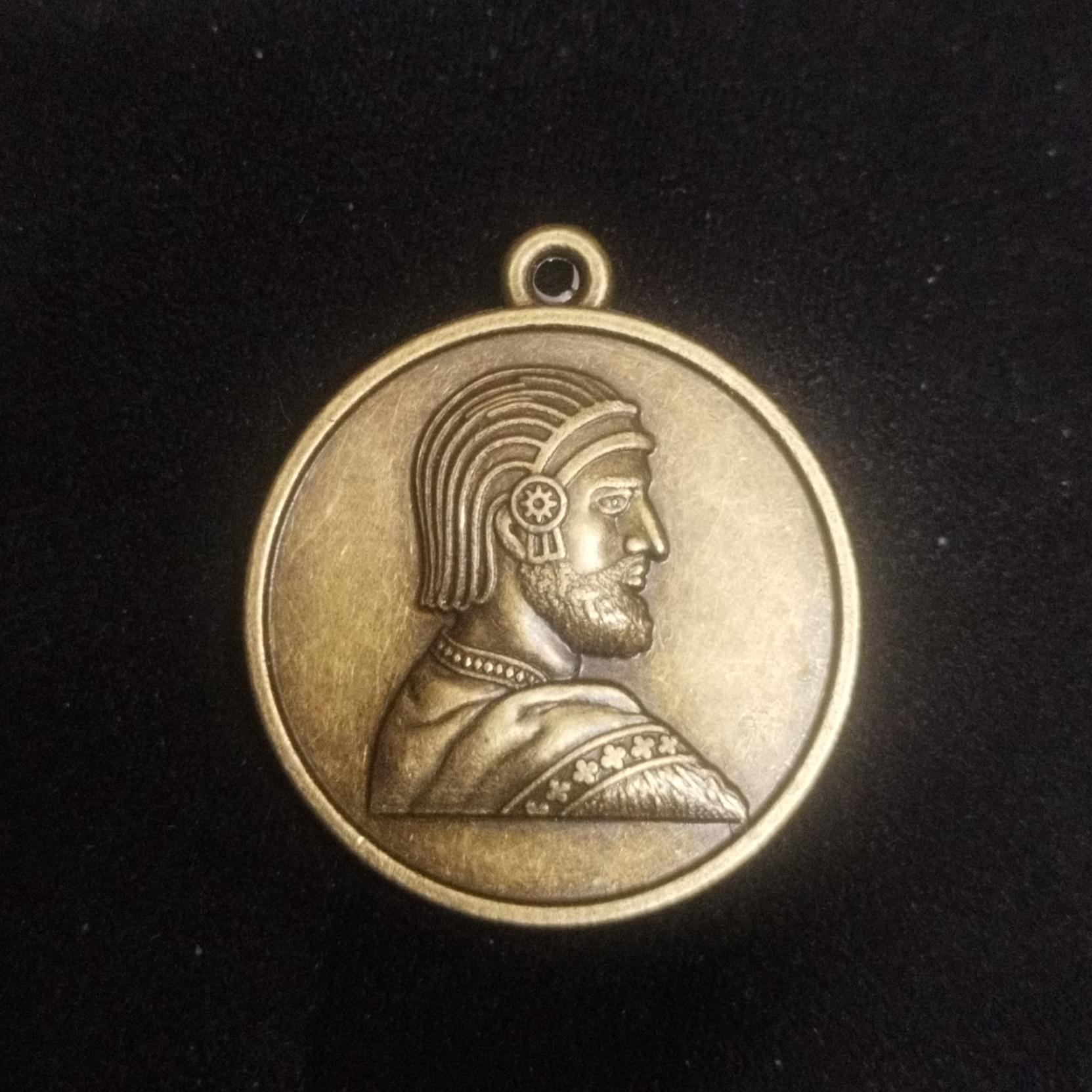 مدال برنزی رنگ با نقش کوروش