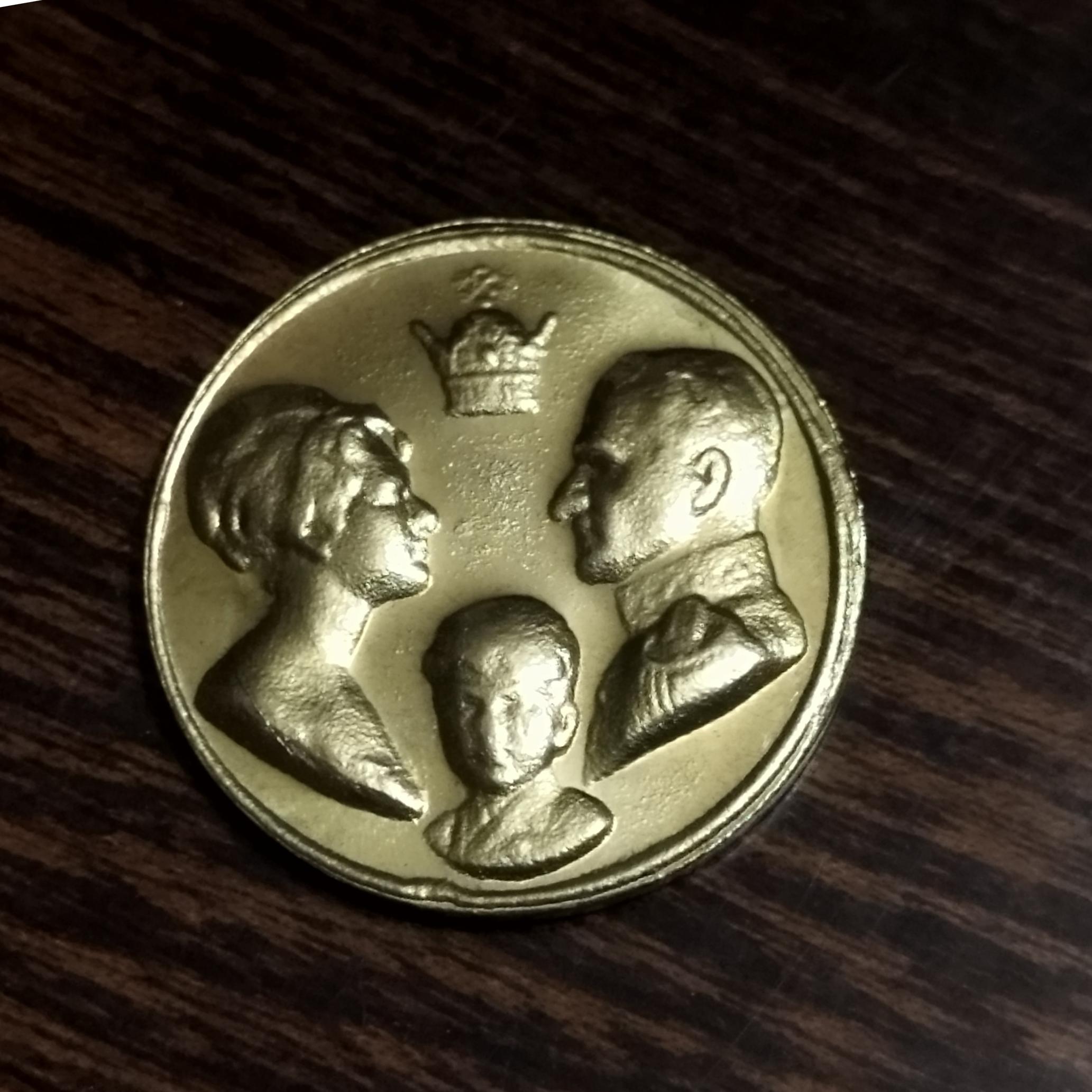 سکه برنجی بمناسبت چهارم آبان معروف به سه رخ