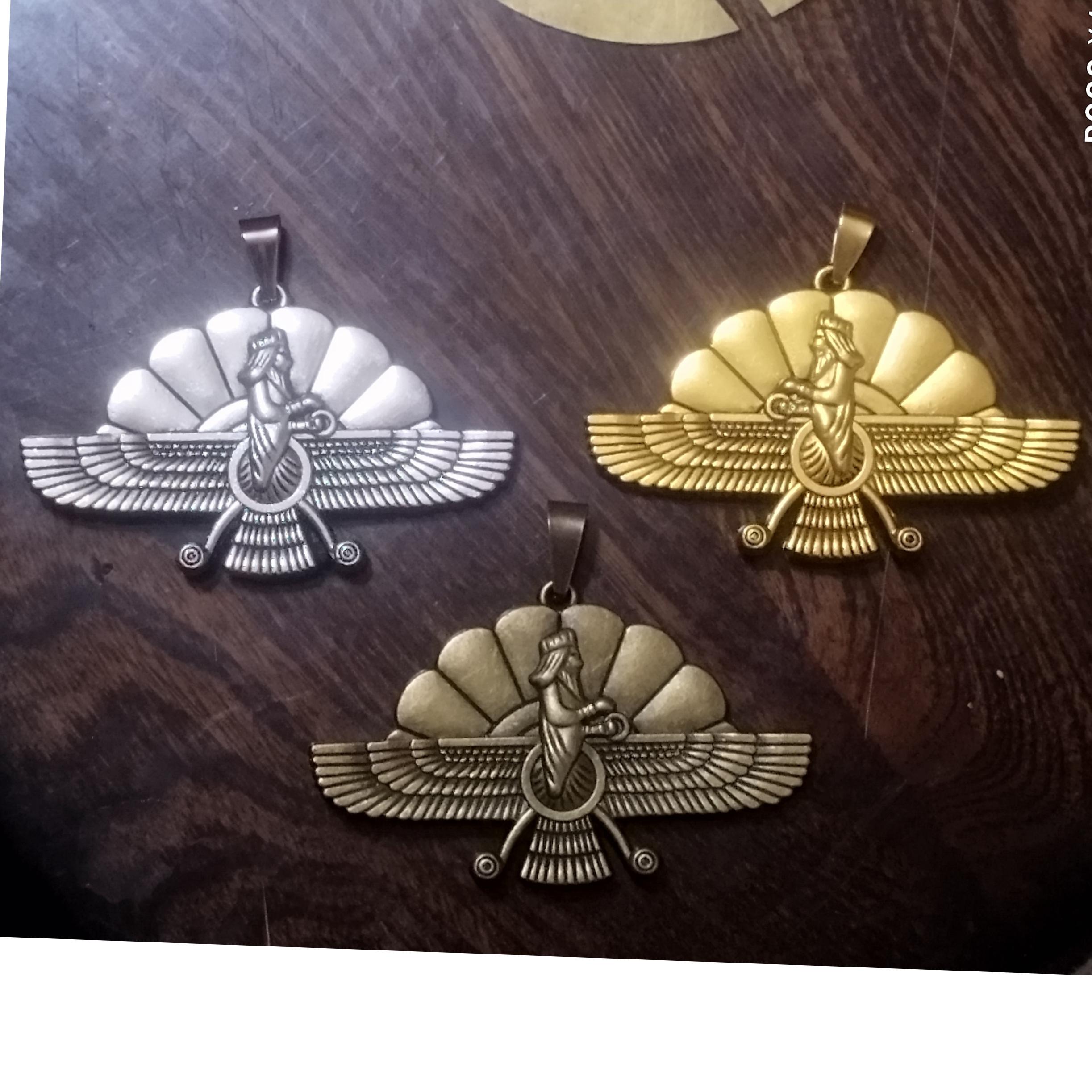 3 عدد مدال هم شکل فروهر در 3 رنگ مختلف