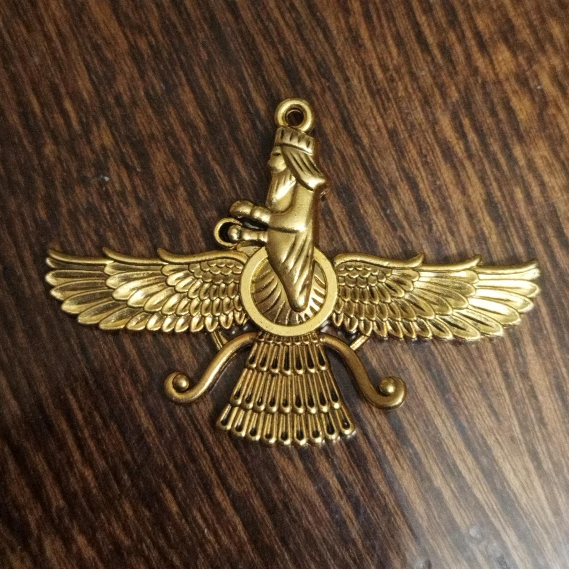 مدل کردن آویز طرح فروهر طلایی رنگ