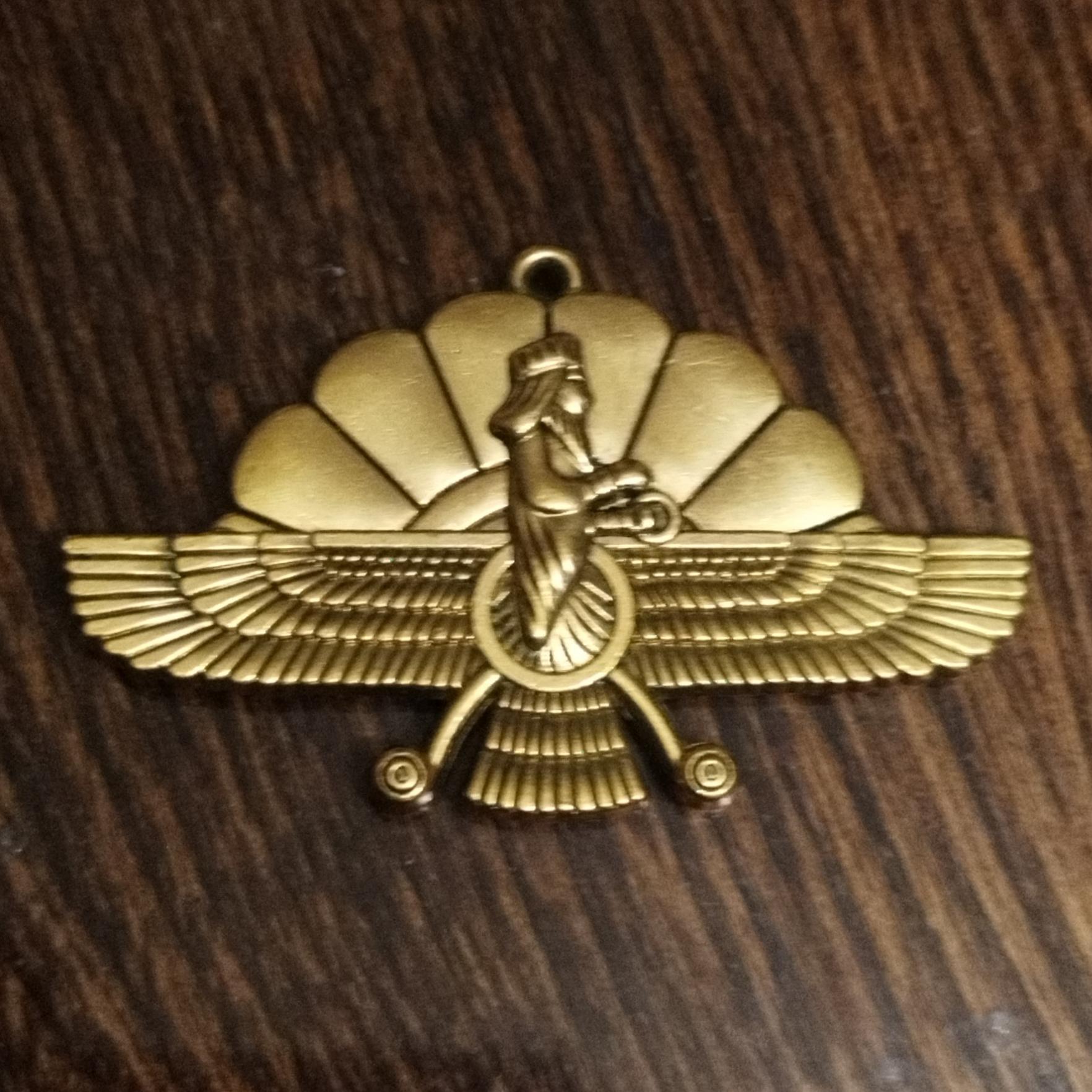 مدال کردن آویز طرح فروهر طلایی رنگ