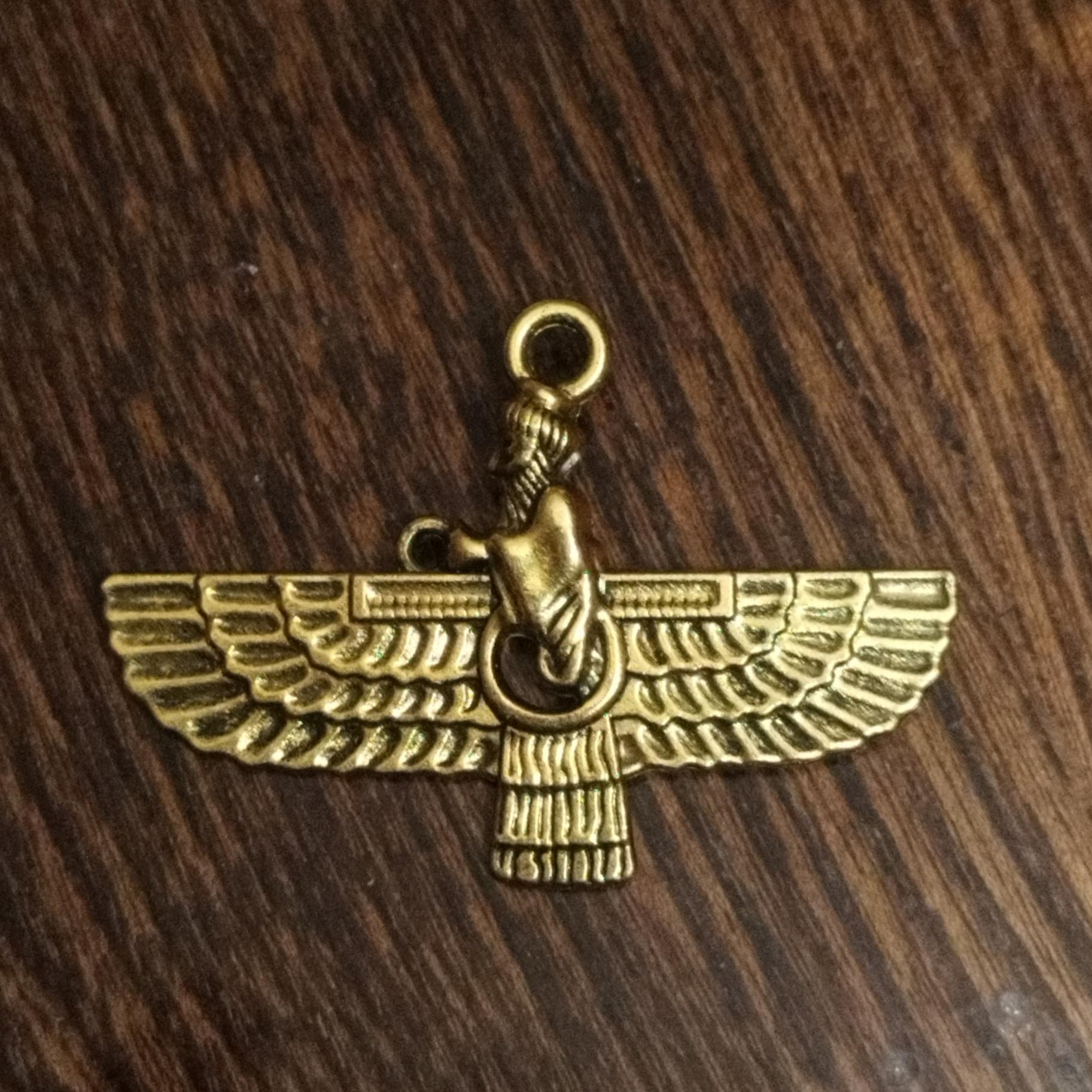 مدال کردن آویز طرح فروهر طلایی رنگ