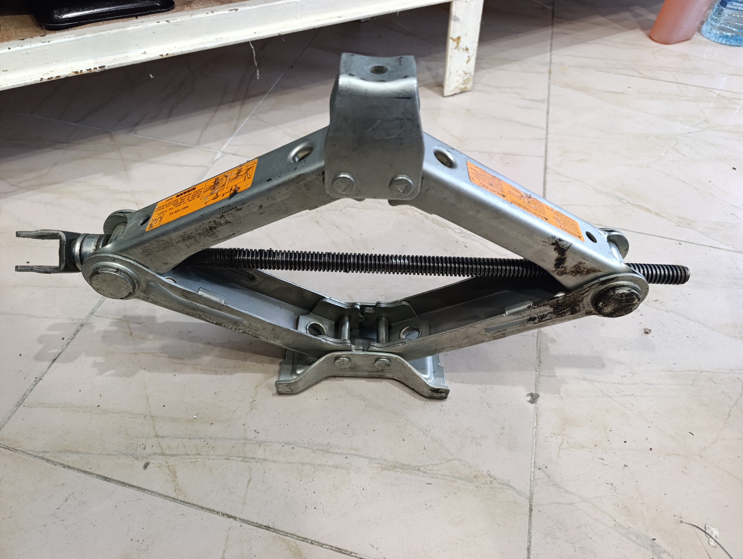 جک دستی ماشین برند نیسان ژاپن ظرفیت 1400کیلو