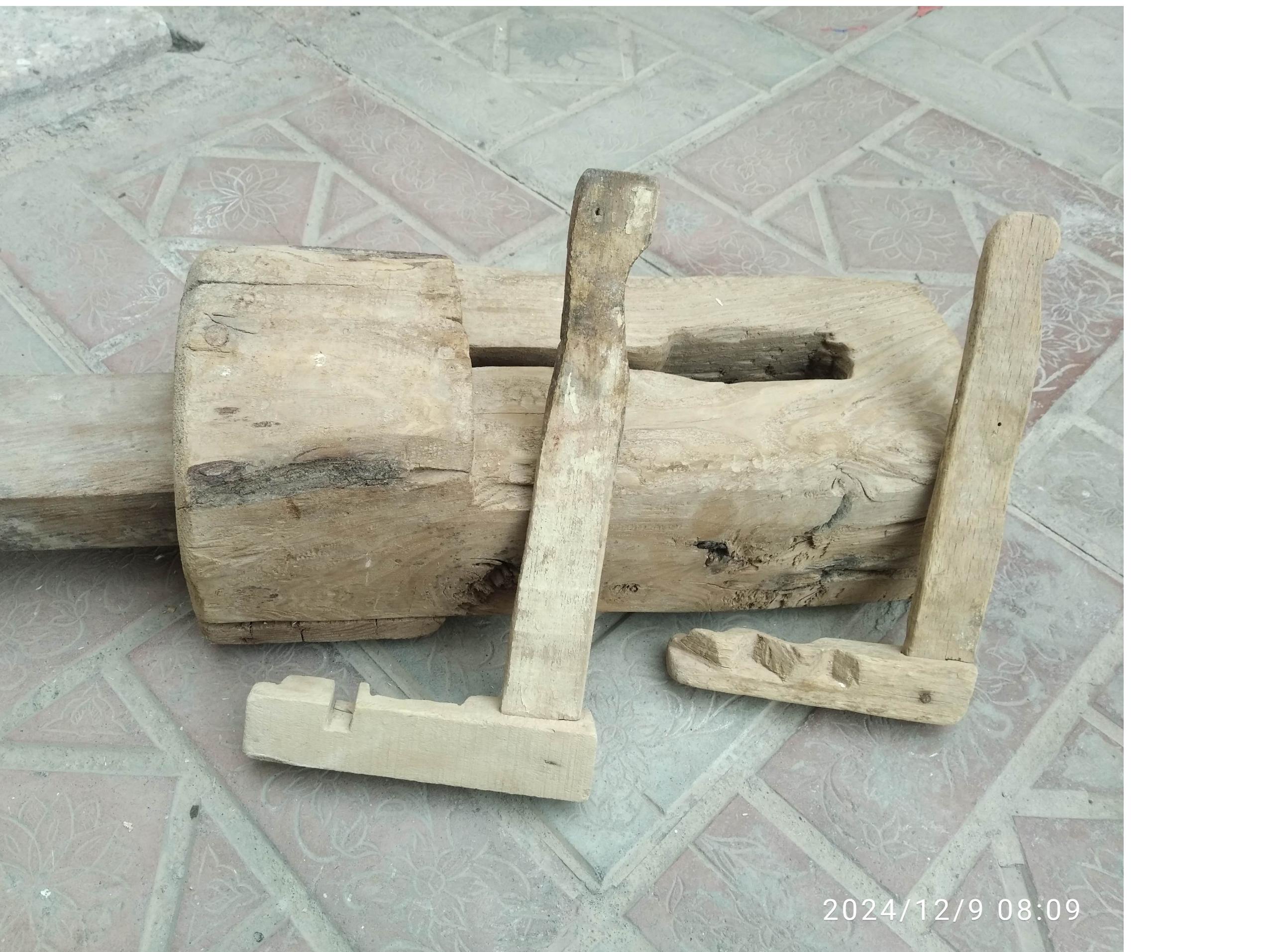 قفل قدیمی چوبی با کلید چوبی( کلون)