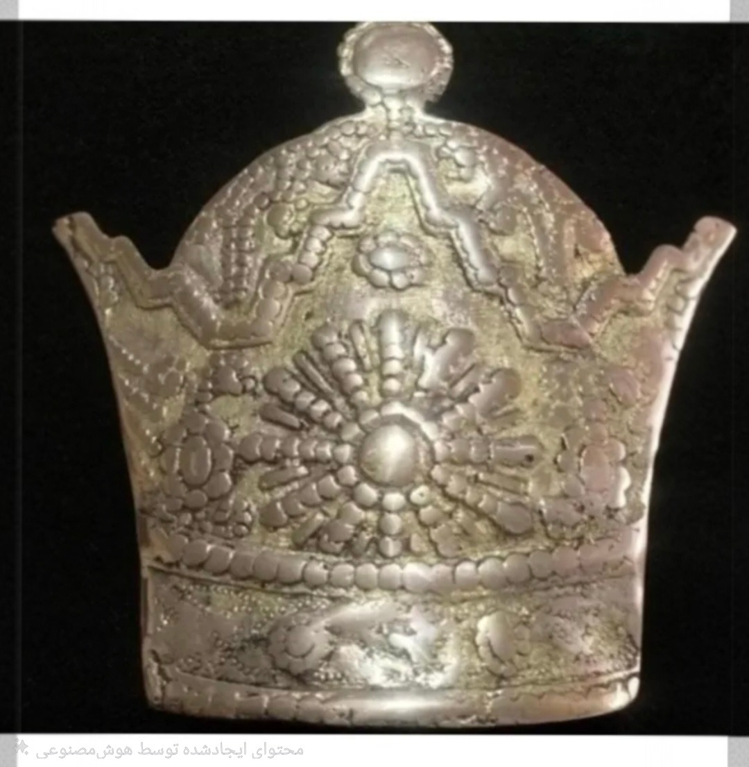 تاج بزرگ و نسبتا تخت برنجی