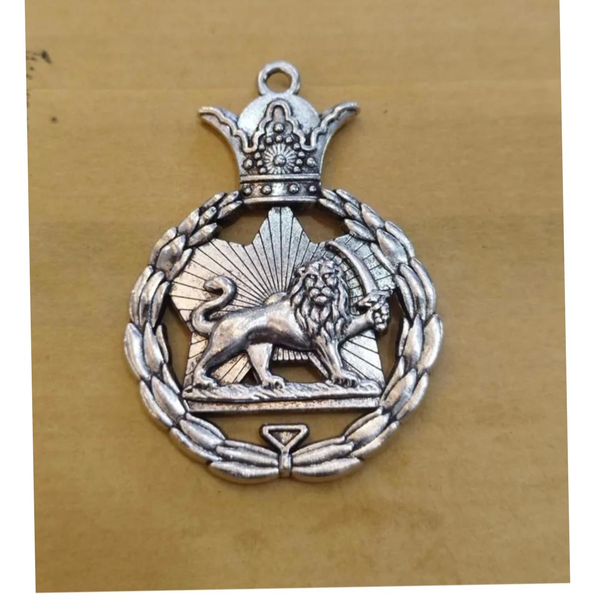 مدال نقره ای رنگ با وزن 16 گرم