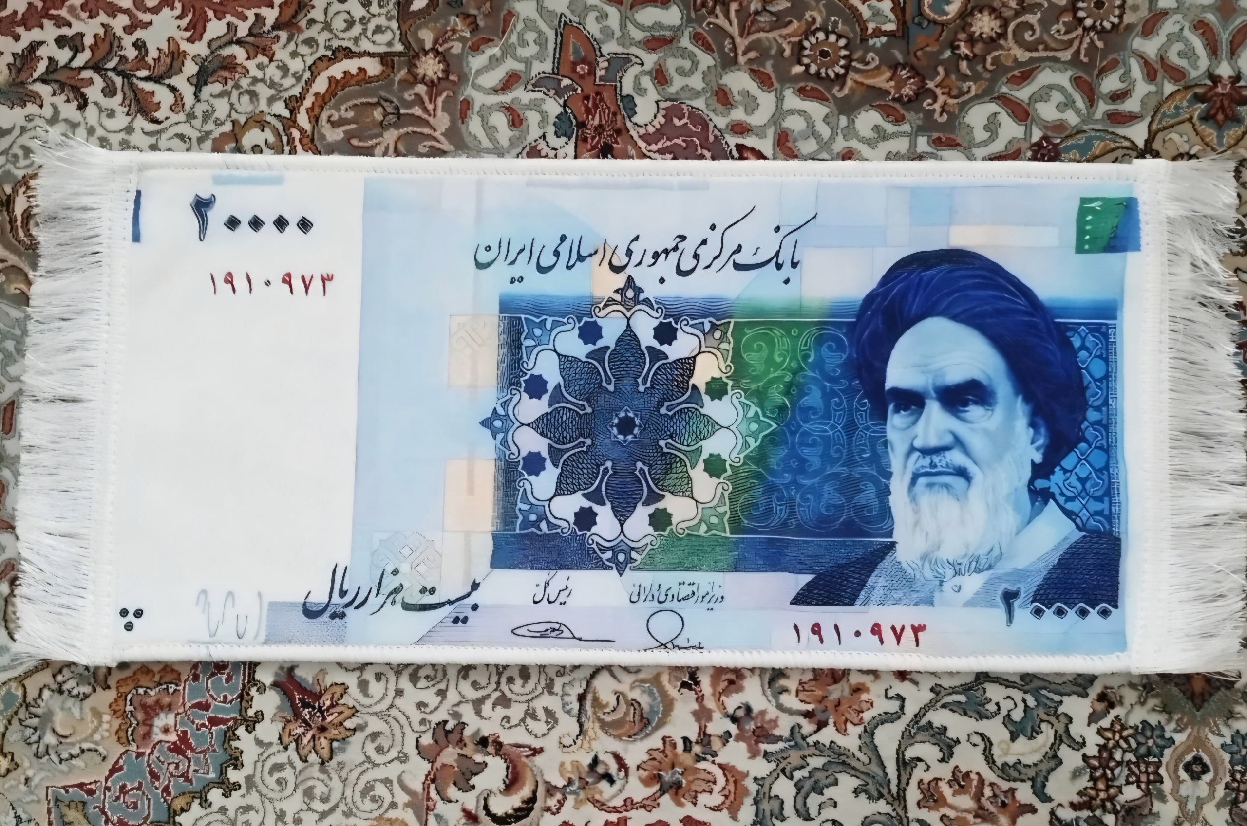 تابلو فرش طرح اسکناس 2000 تومانی