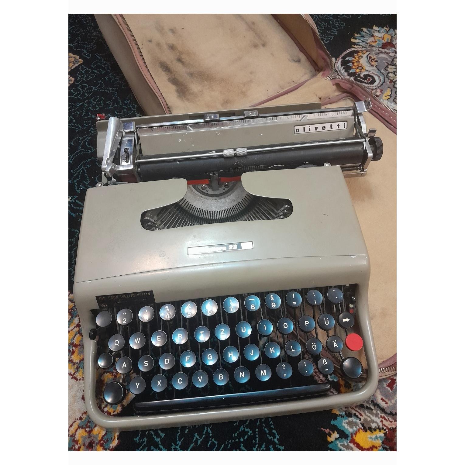 ماشین تایپ ایتالیایی