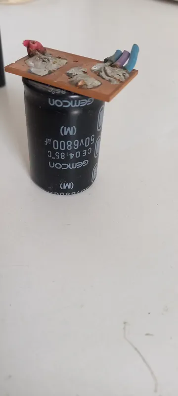 خازن ژاپنی 6800 میکرو فاراد 50 ولت آمپلی