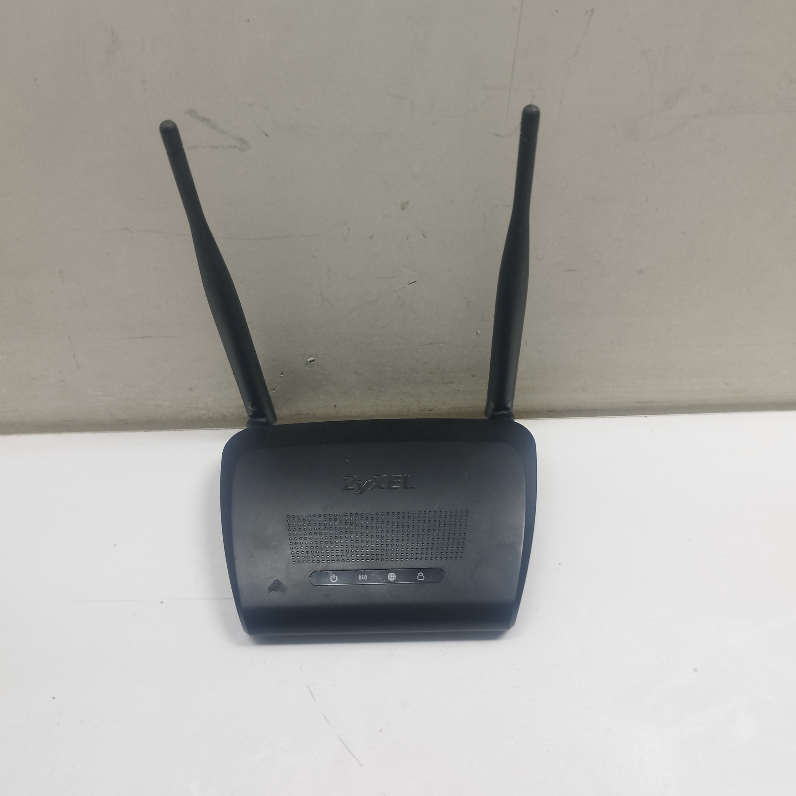 روتر زایکسل دو آنتن فاقد آداپتور