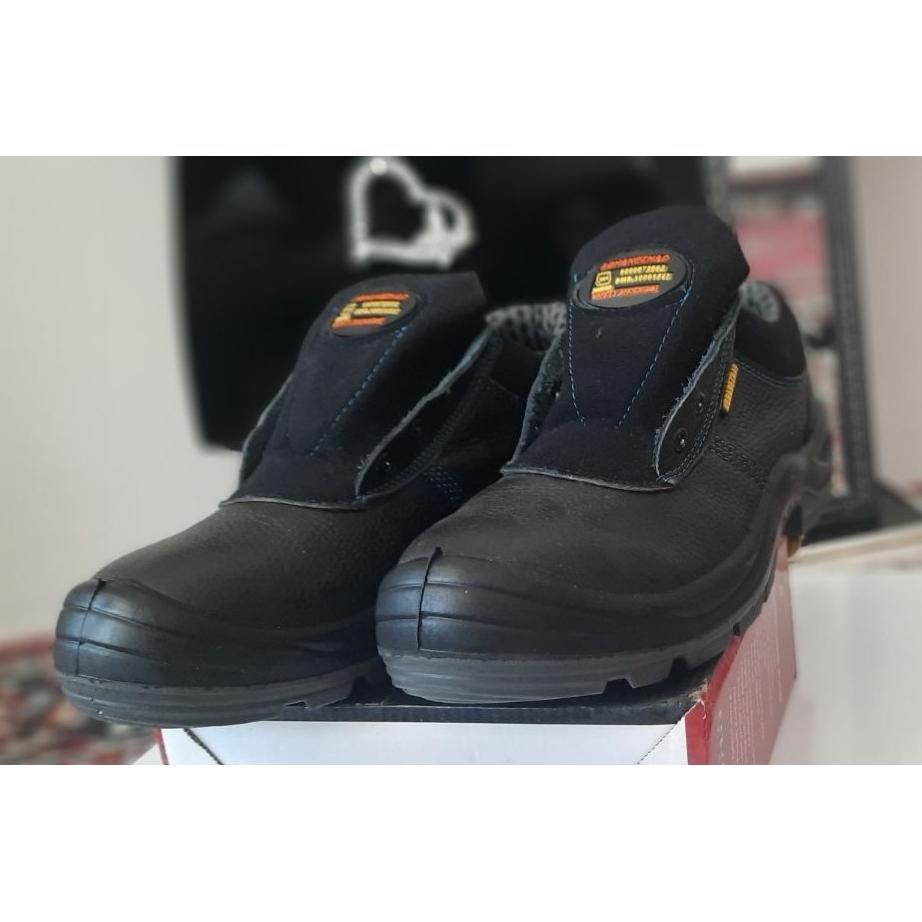 کفش ایمنی آقازاده