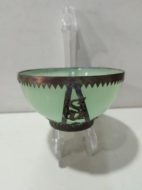 کاسه قدیمی دورتادور بند زده شده