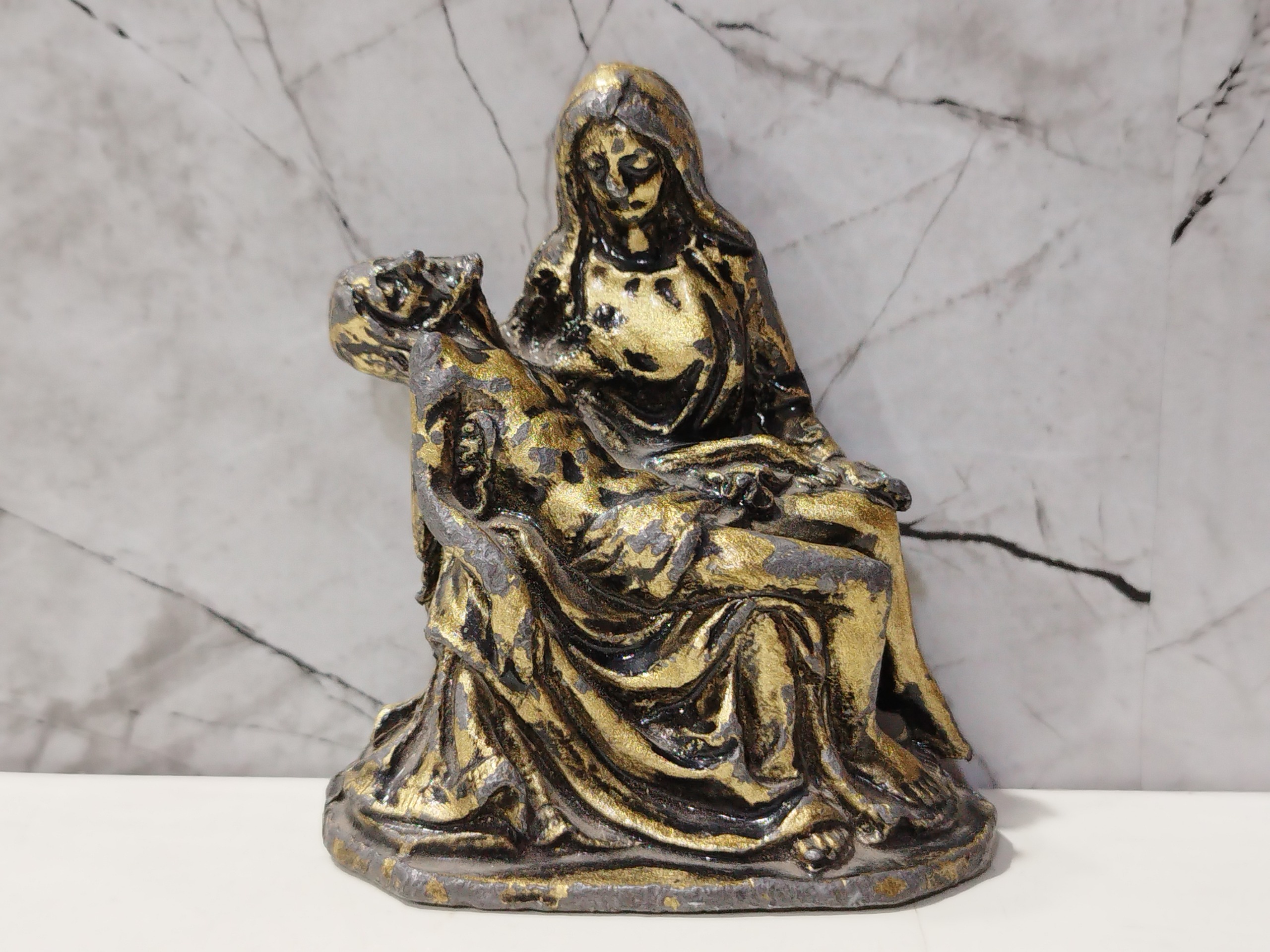 مجسمه حضرت مریم و مسیح