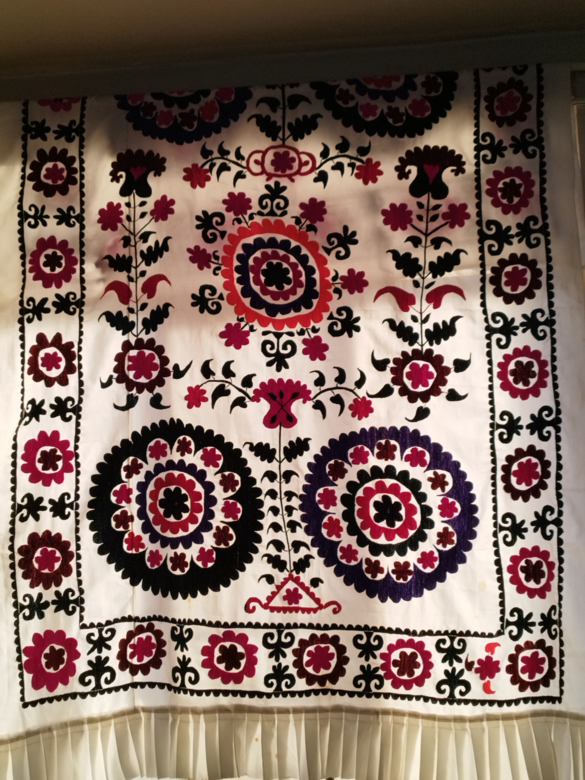 پرده قدیمی تماما هنر دست گلدوزی