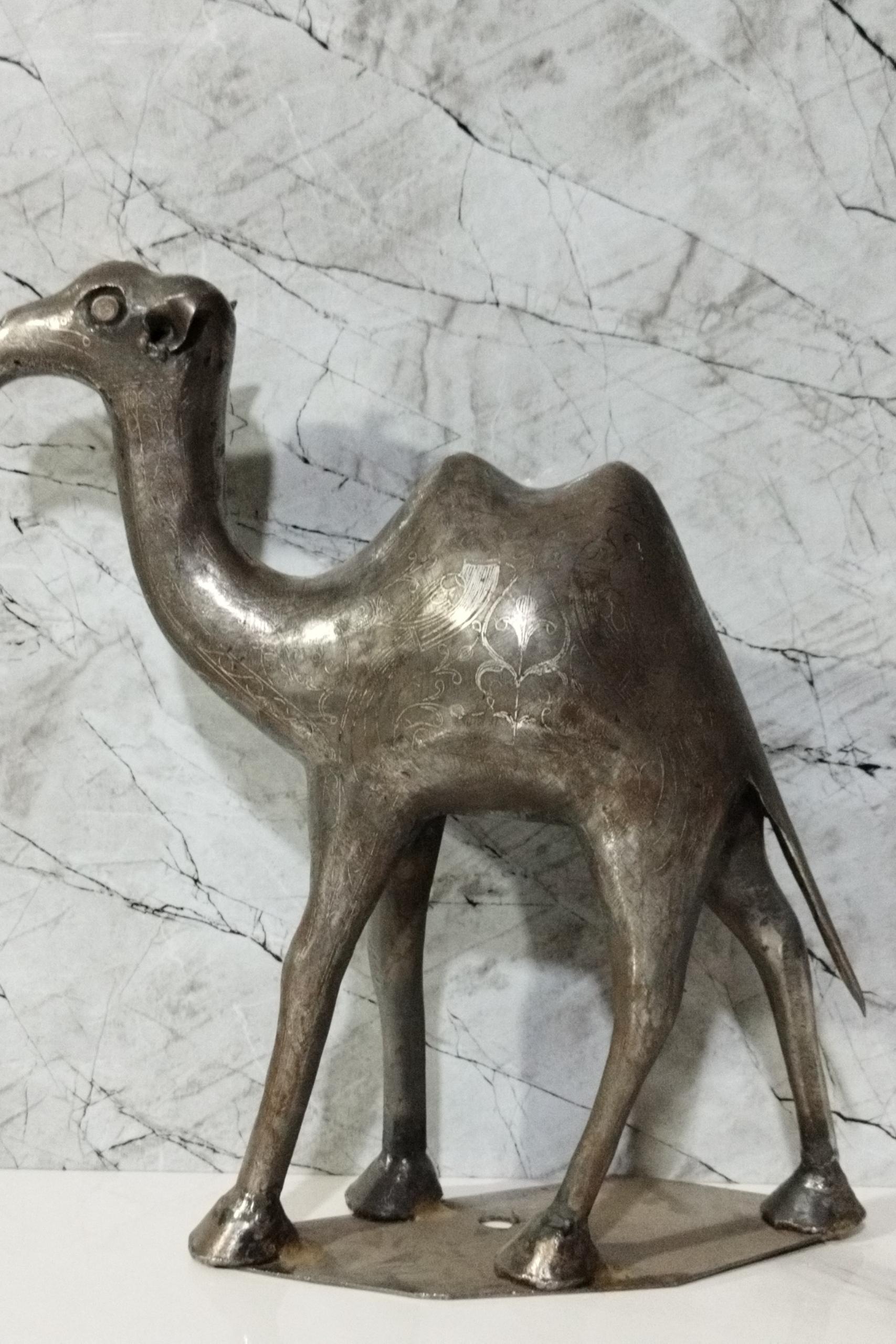 مجسمه شتر قدیمی تماما دستساز و نقره کوب