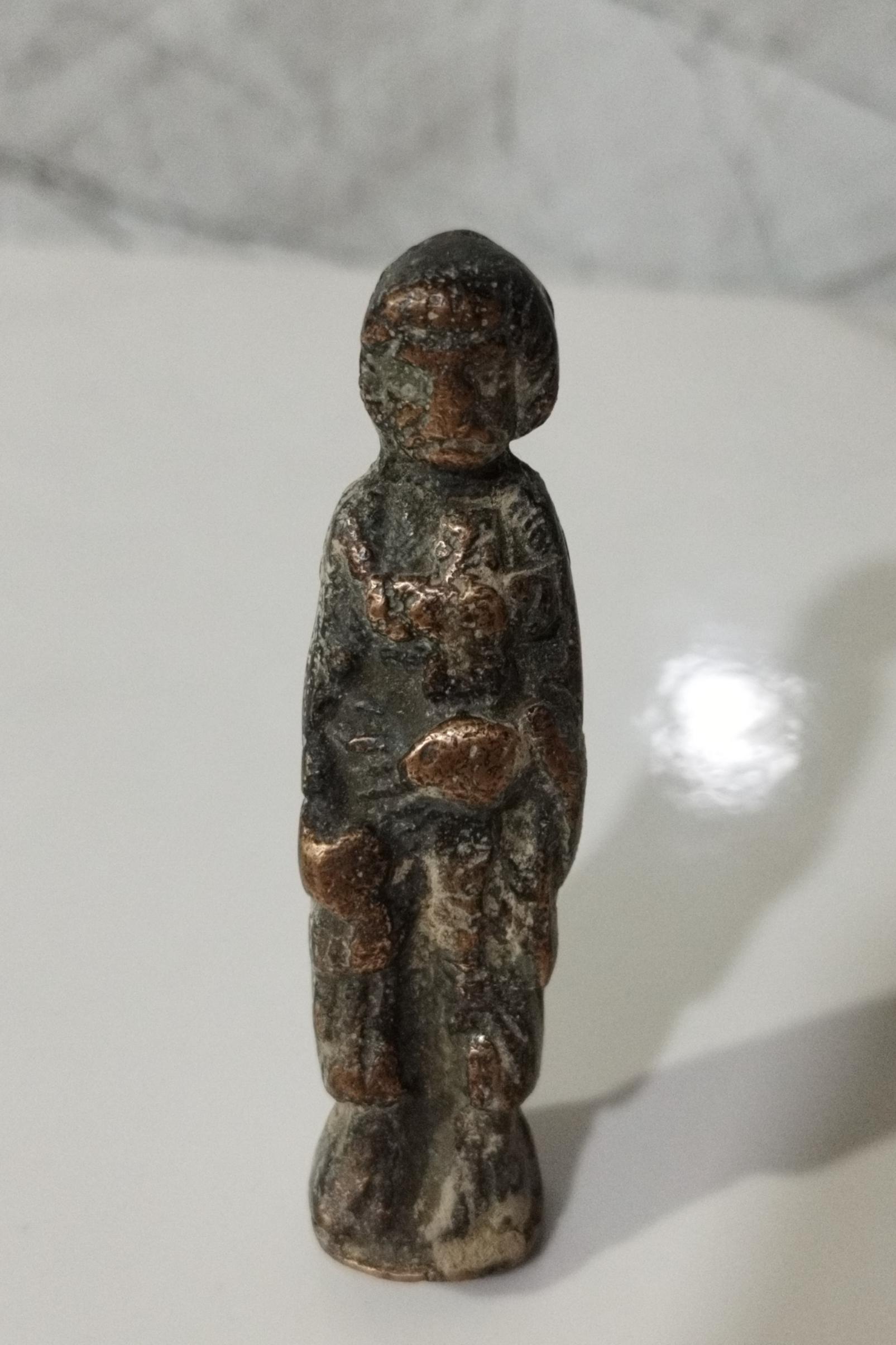 مجسمه قدیمی اسقف صلیب به دست استثنایی