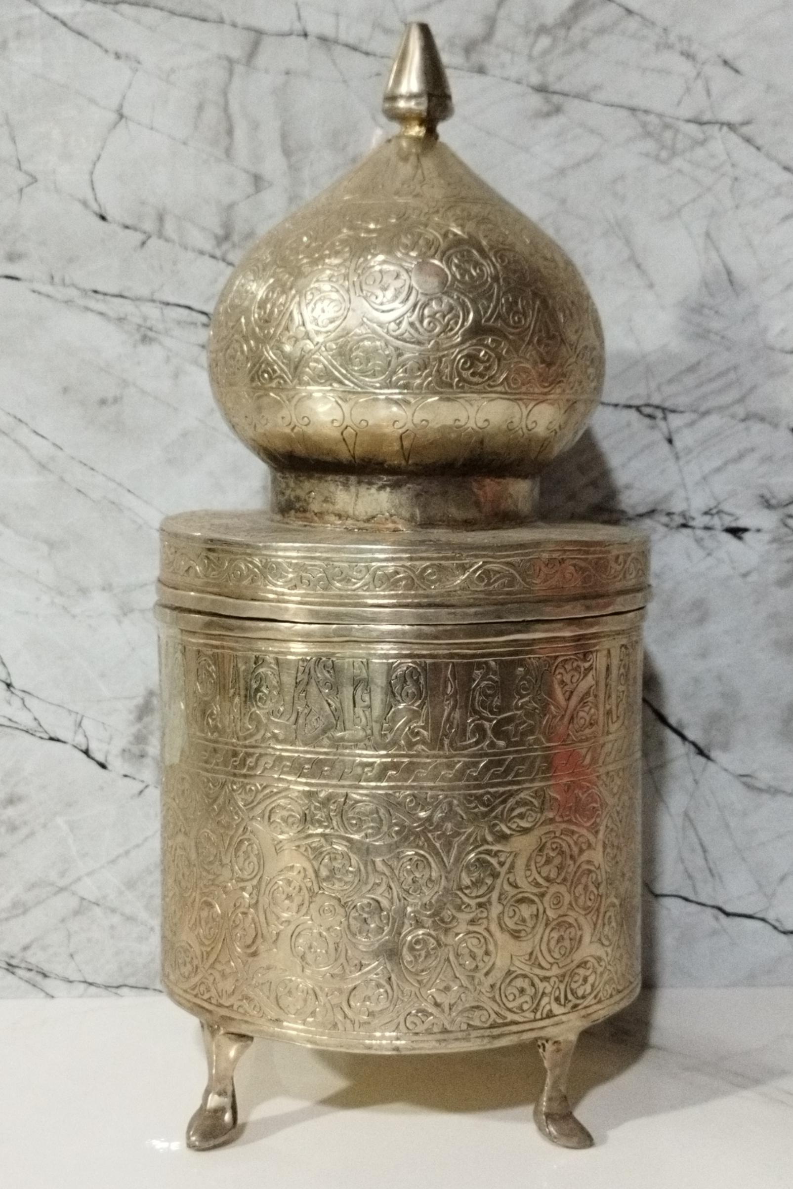 ظرف کوفی قدیمی غرق در قلم و خط