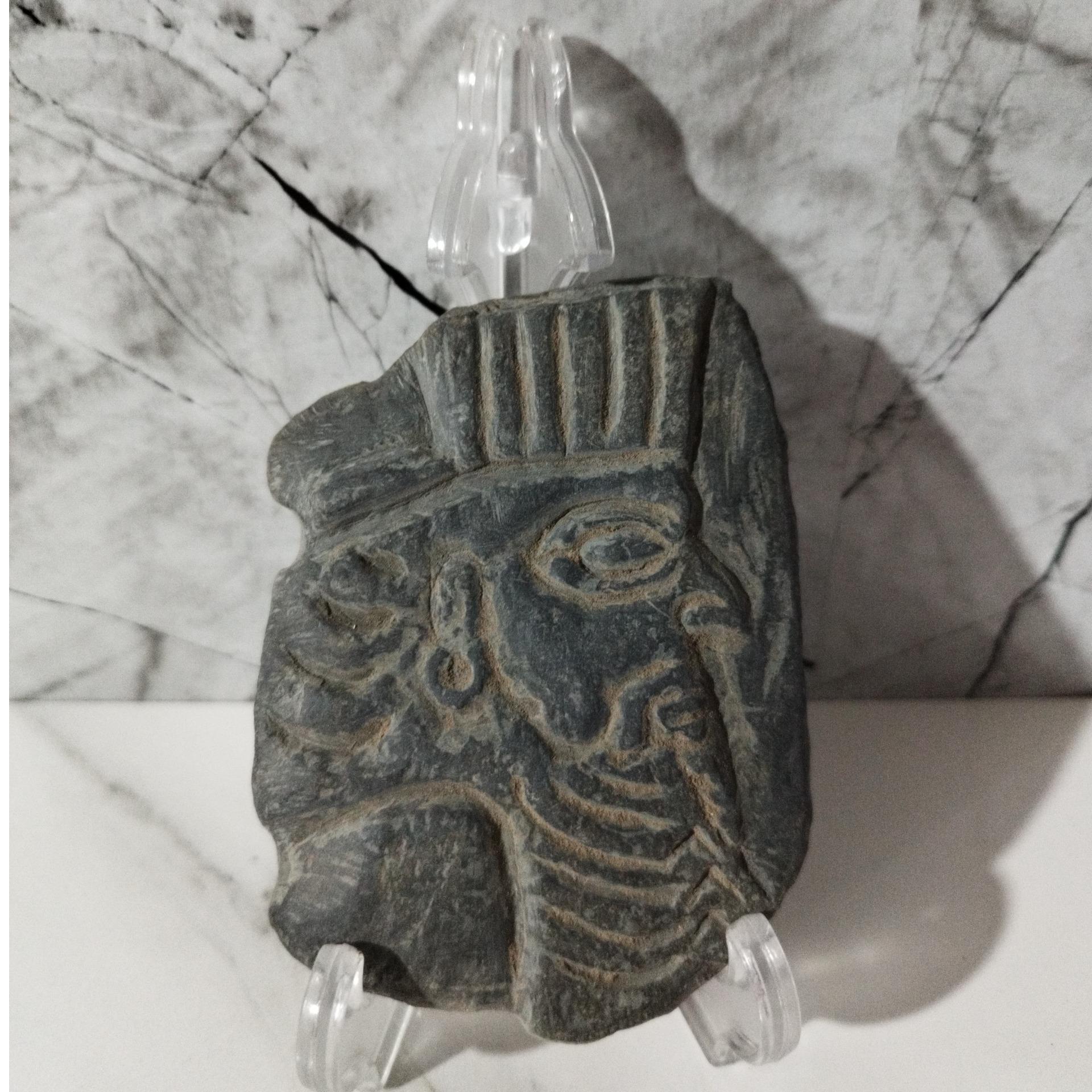 کتیبه قدیمی سنگی مرد هخامنشی