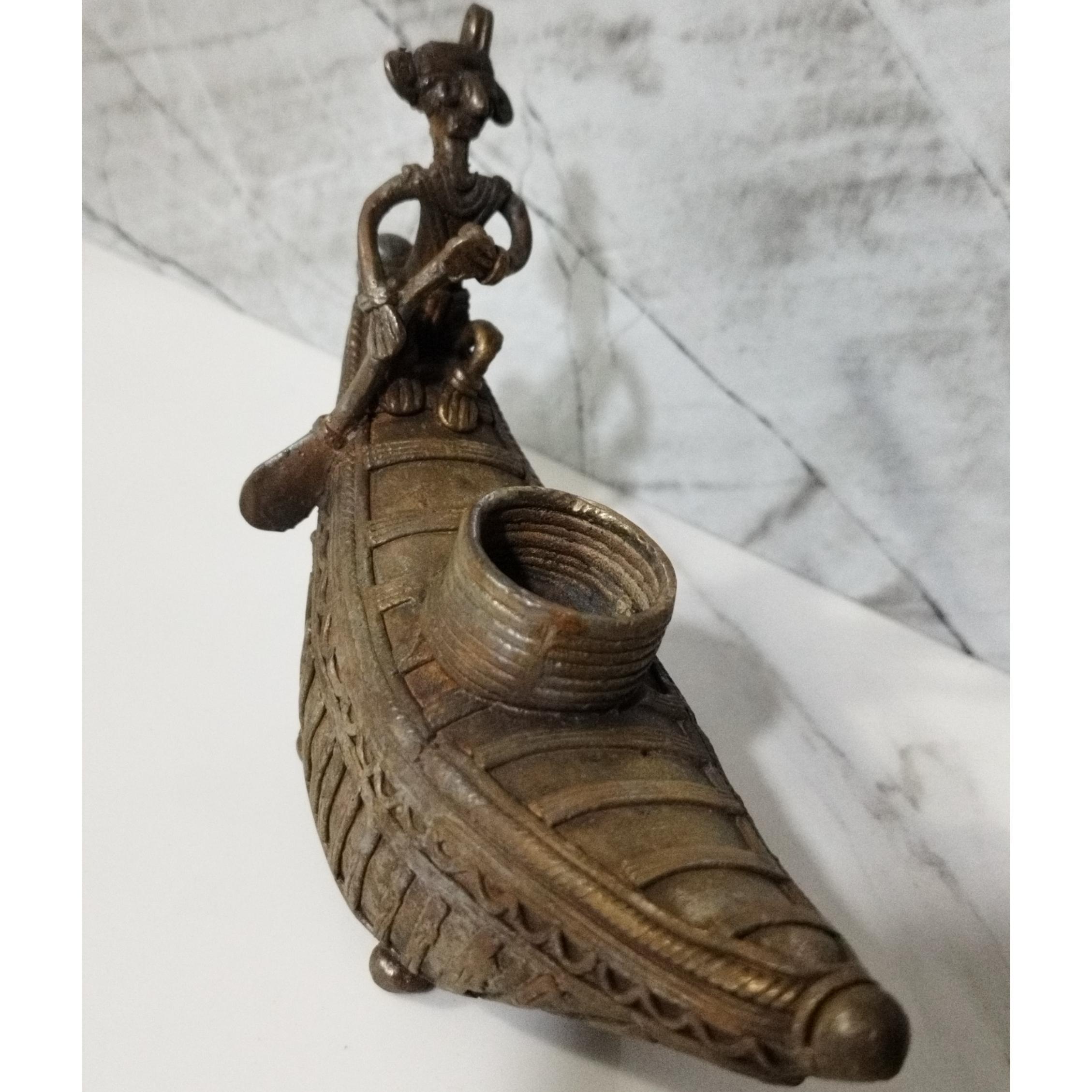 مجسمه مرد و قایق قدیمی بینظیر