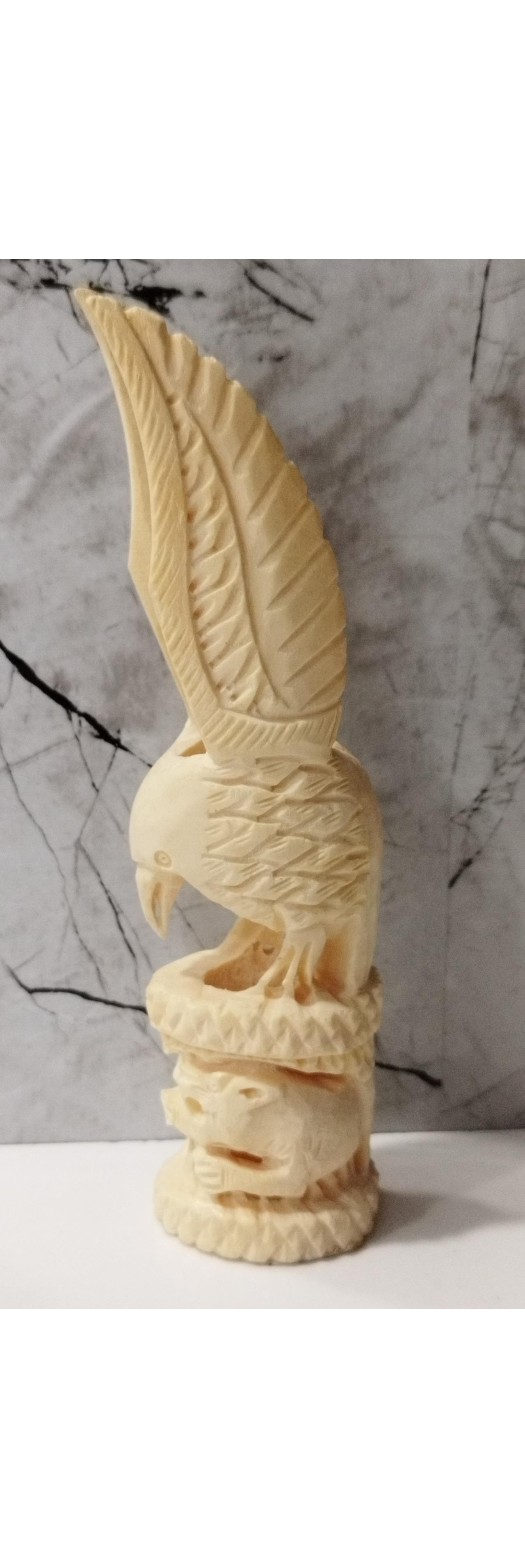 مجسمه قدیمی عقاب ، تماما هنر و تراش دست یک تکه