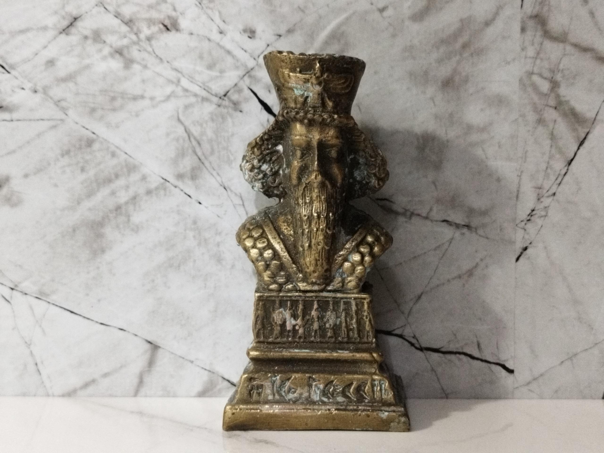 مجسمه قدیمی خشایار شاه