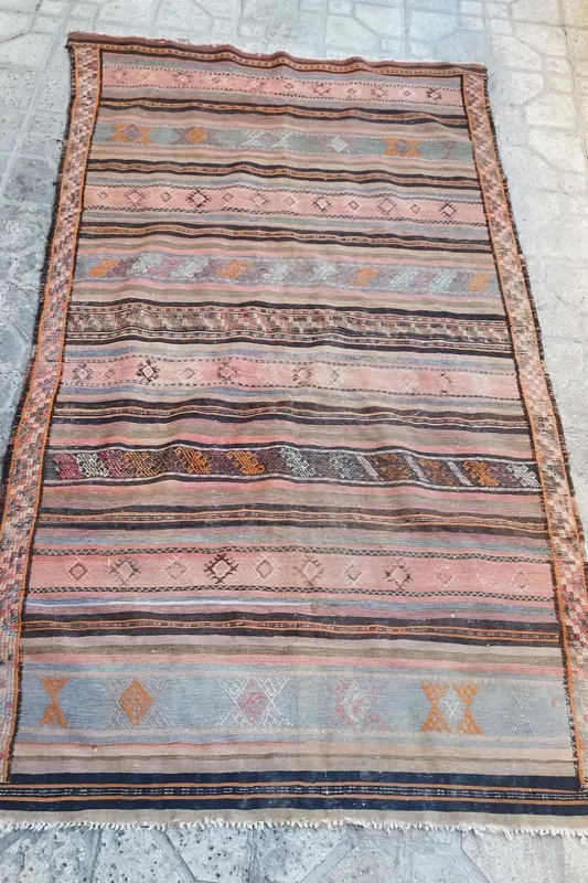 گلیم دستباف 100ساله با جنس و رنگ طبیعی