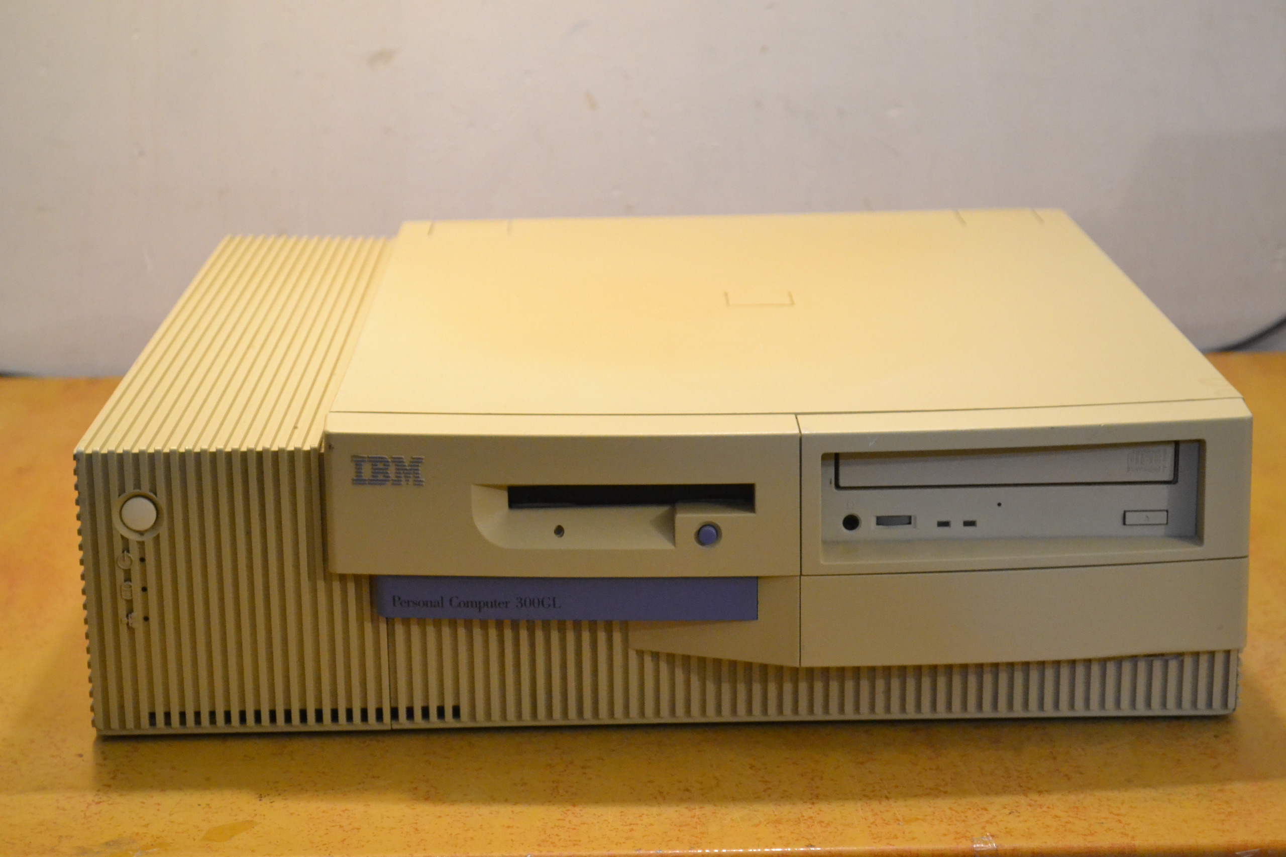 کامپیوتر قدیمی IBM 300GL ساخت آمریکا