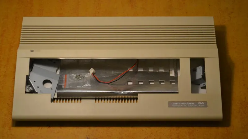 قاب (کیس) کمودور 64