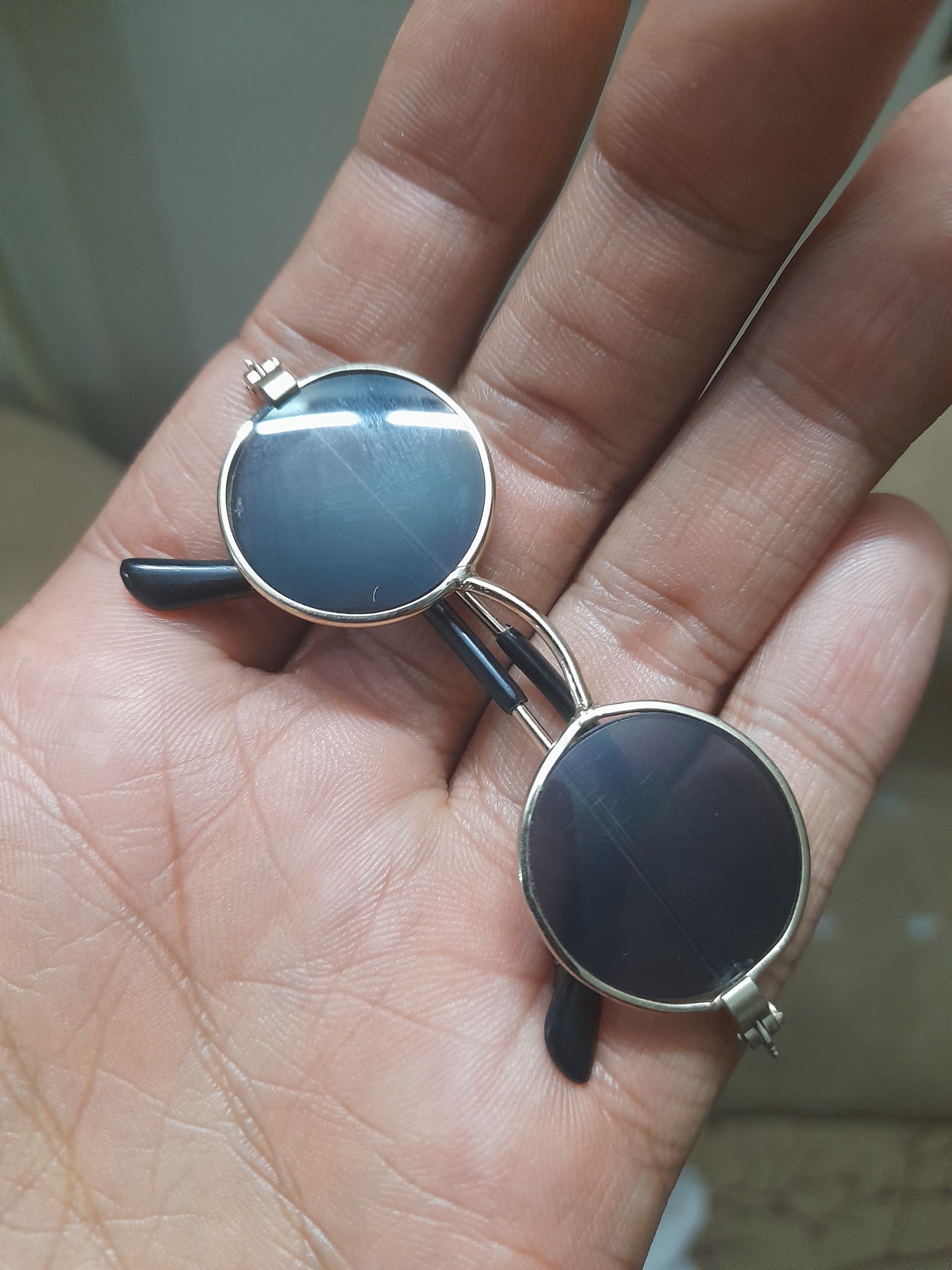 عینک کوچک قدیمی اروپایی