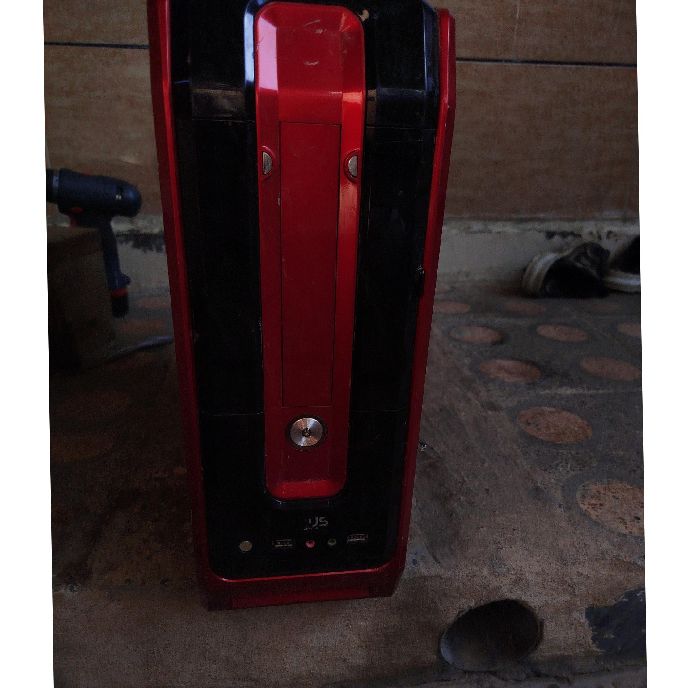 یک عدد کیس کامپیوتر با تمام مخلفات