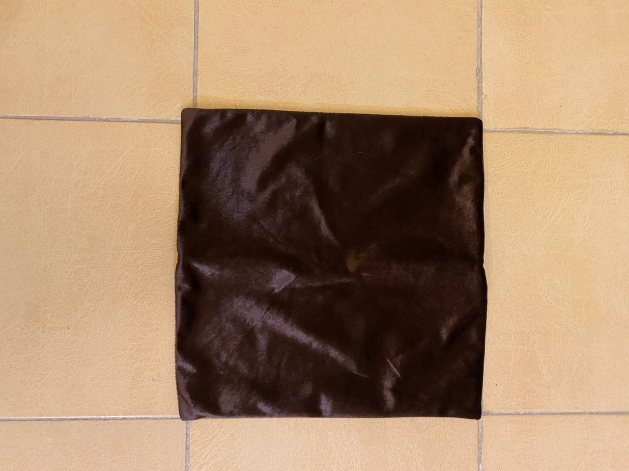 کوسن مخمل قهوه ای