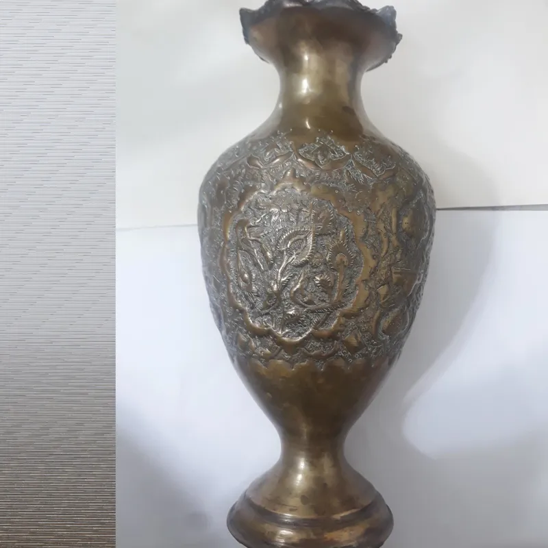 گلدان قدیمی برنجی قلمزنی
