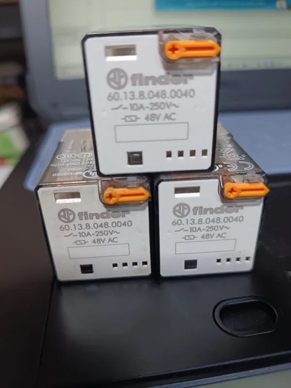 رله سه کنتاکت 10 آمپر 11پایه 48ولت AC فیندر