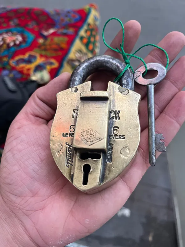 قفل قدیمی برنجی