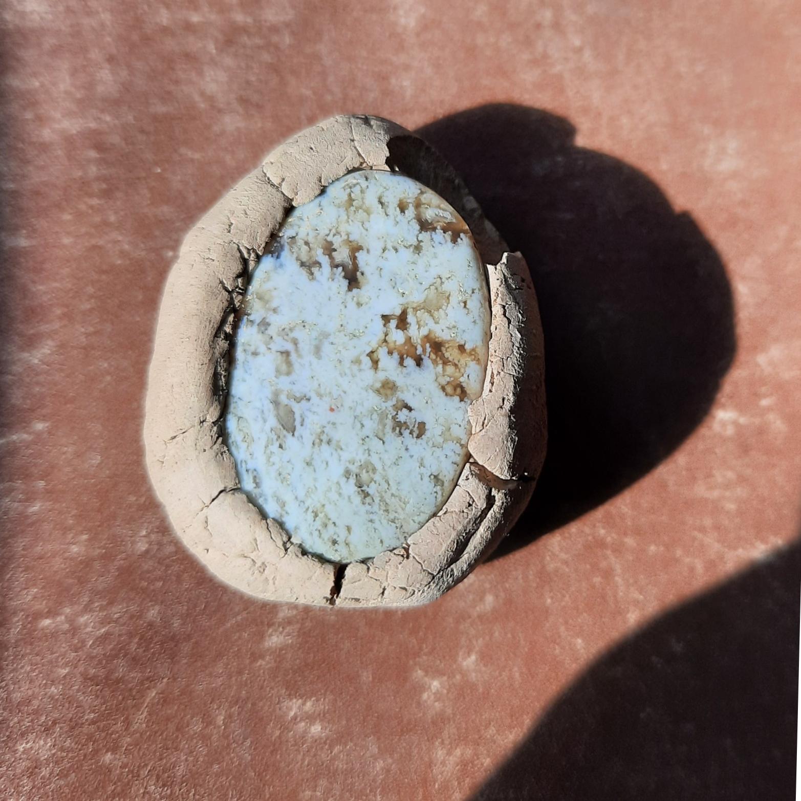 سنگ تراش خورده شبیه به تخم پرنده