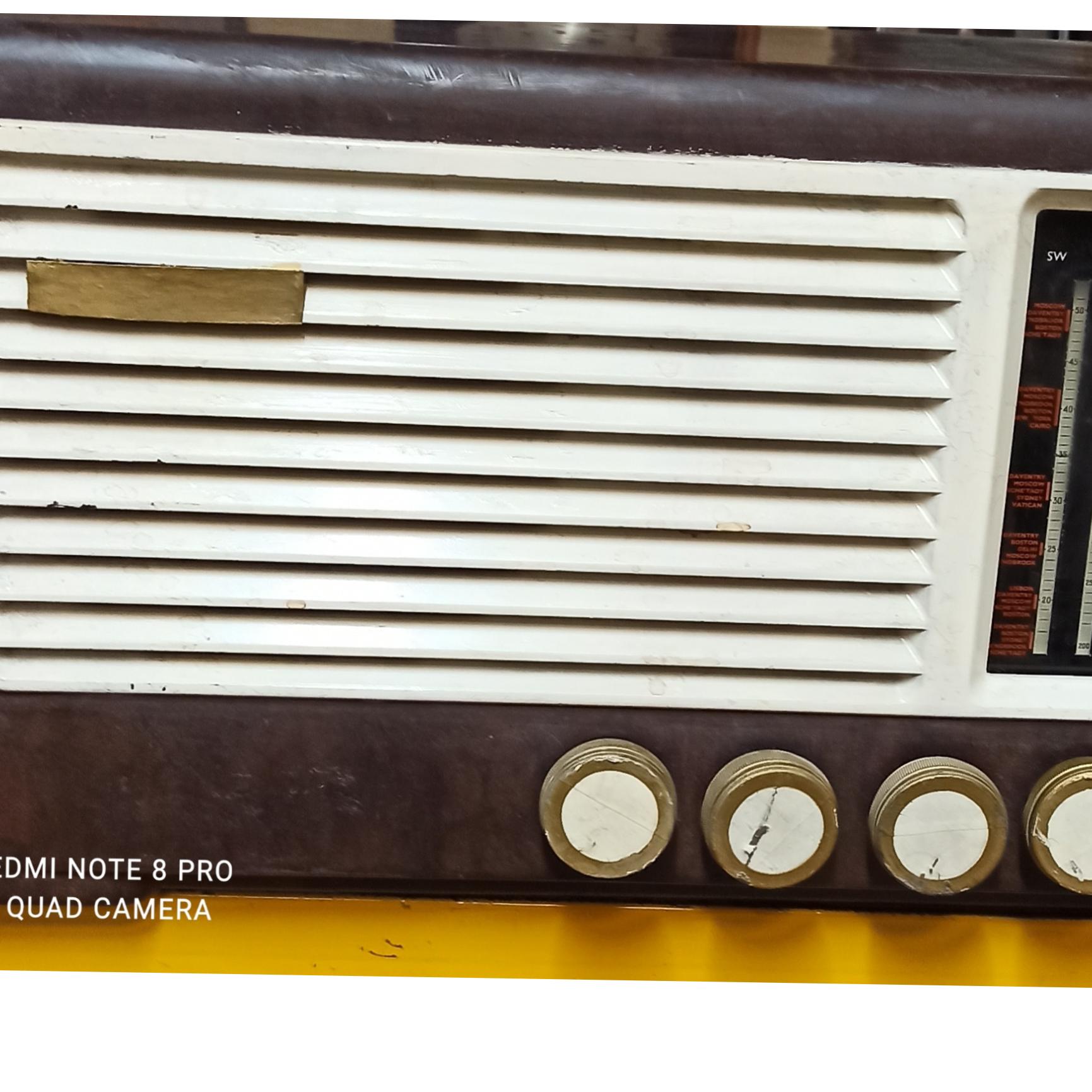 رادیو لامپی قدیمی بدنه کاعوچوب