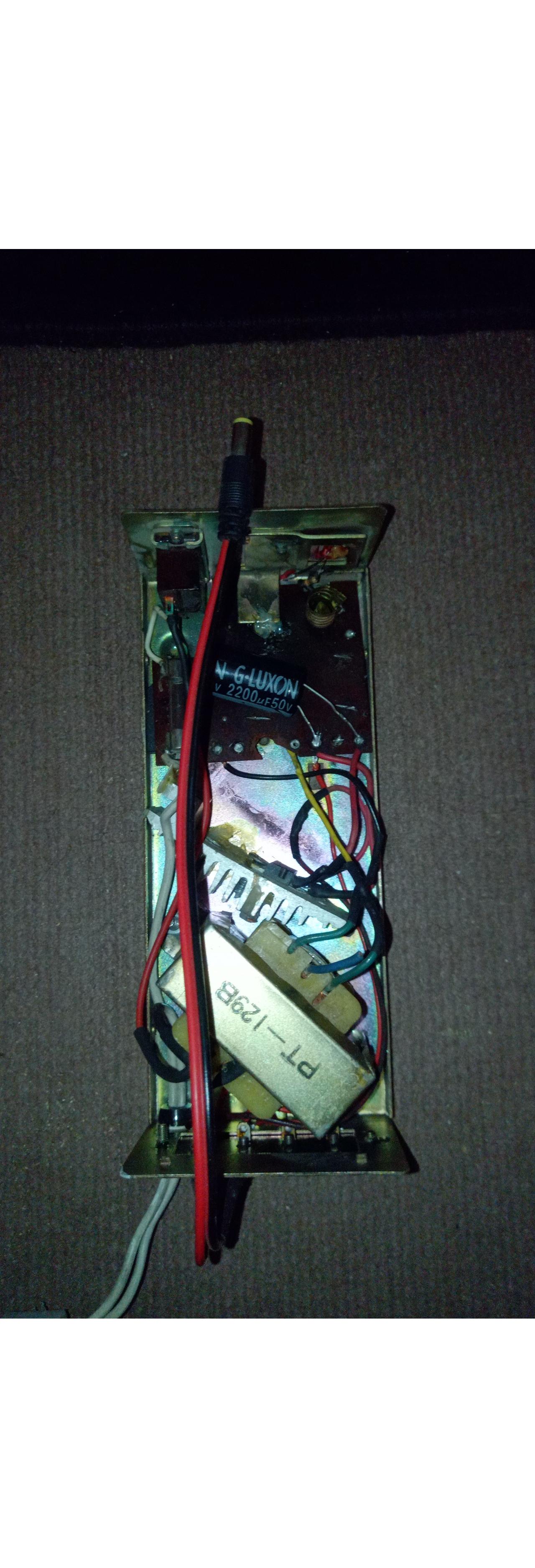 منبع تغذیه دوازده ولت