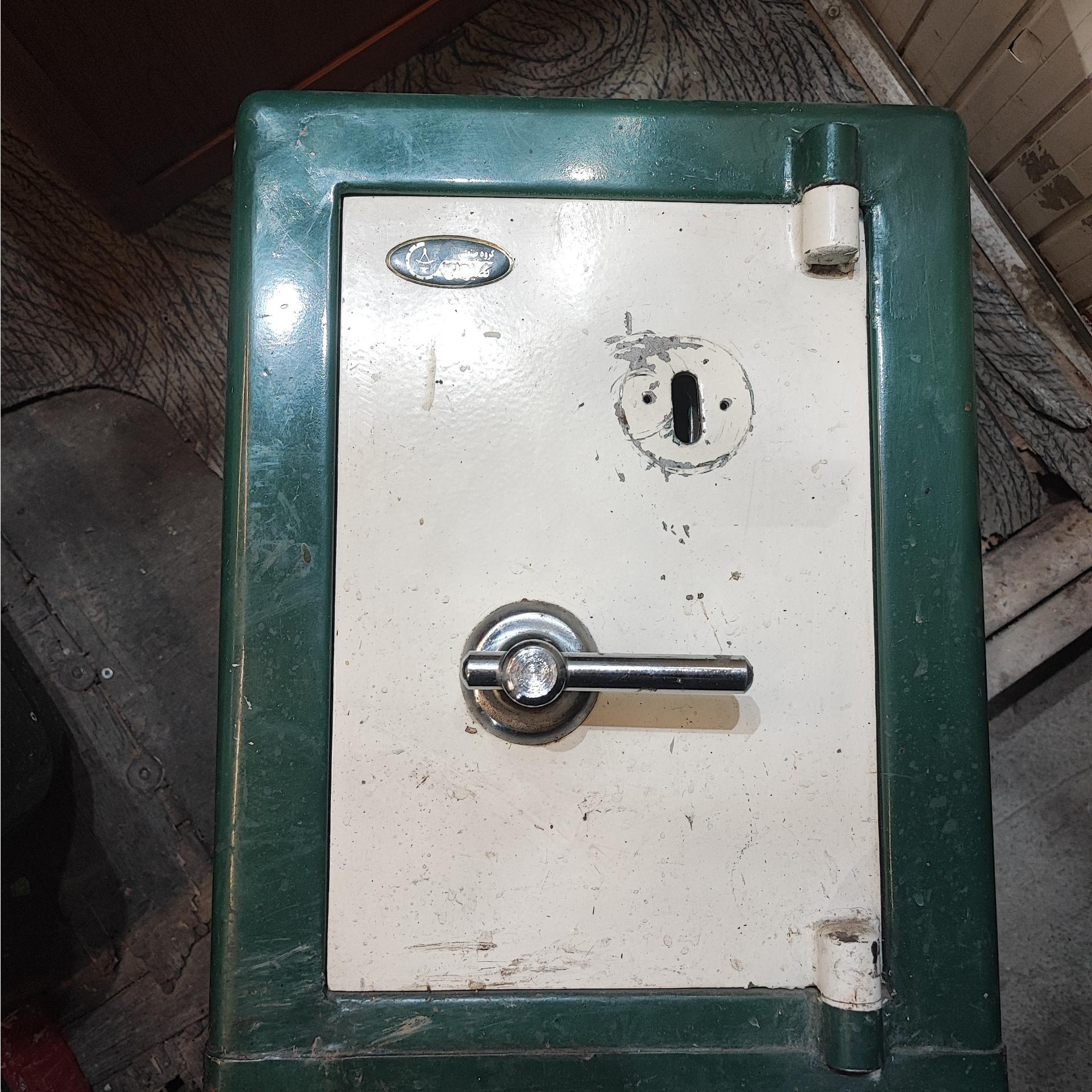 گاوصندوق کوچک نیاز به تعمیر