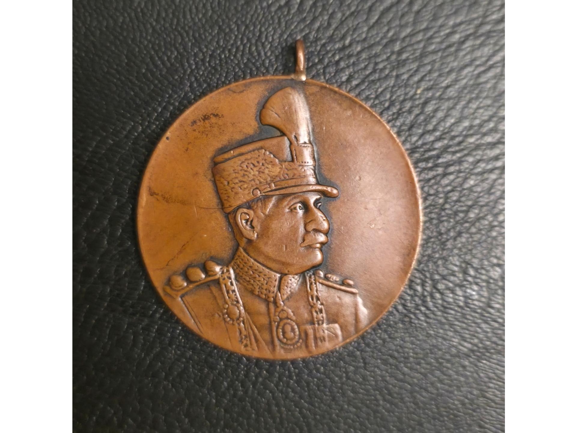 مدال تاجگذاری رضا شاه 1305